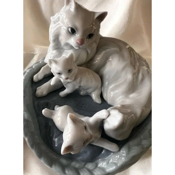 LLADRO #6652 "Kitty Care" Mother Cat in Basket w/ Kittens original box. New - Picture 5 of 13